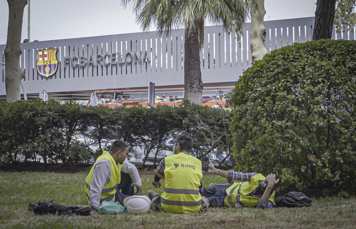 Trabajadores de las obras del Camp Nou denuncian "explotación laboral" - El  Periódico