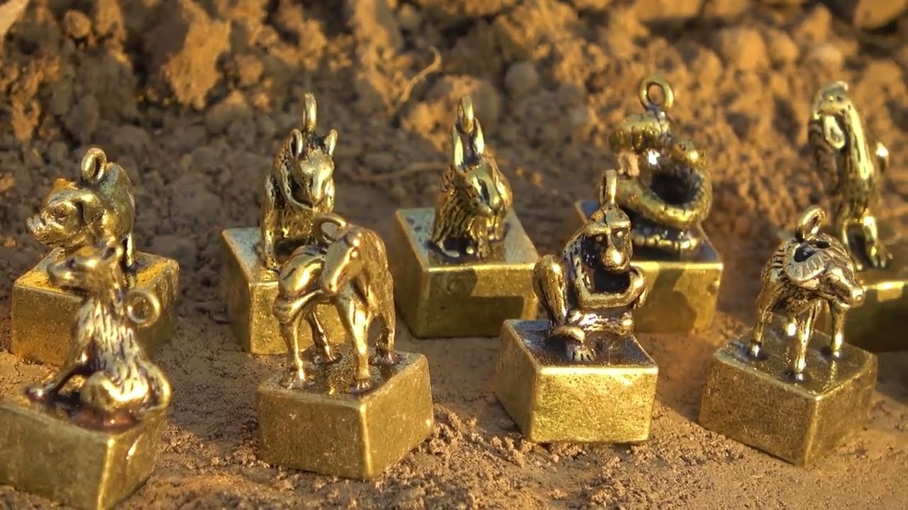 The boy accidentally found a treasure buried for thousands of years in the wasteland - YouTube