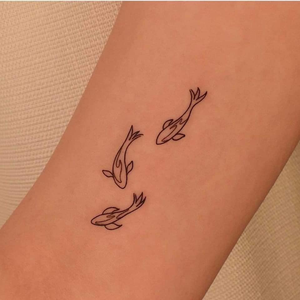 11 Tatuajes Pequenos Minimalistas Tres Peces Koi Contorno Negro