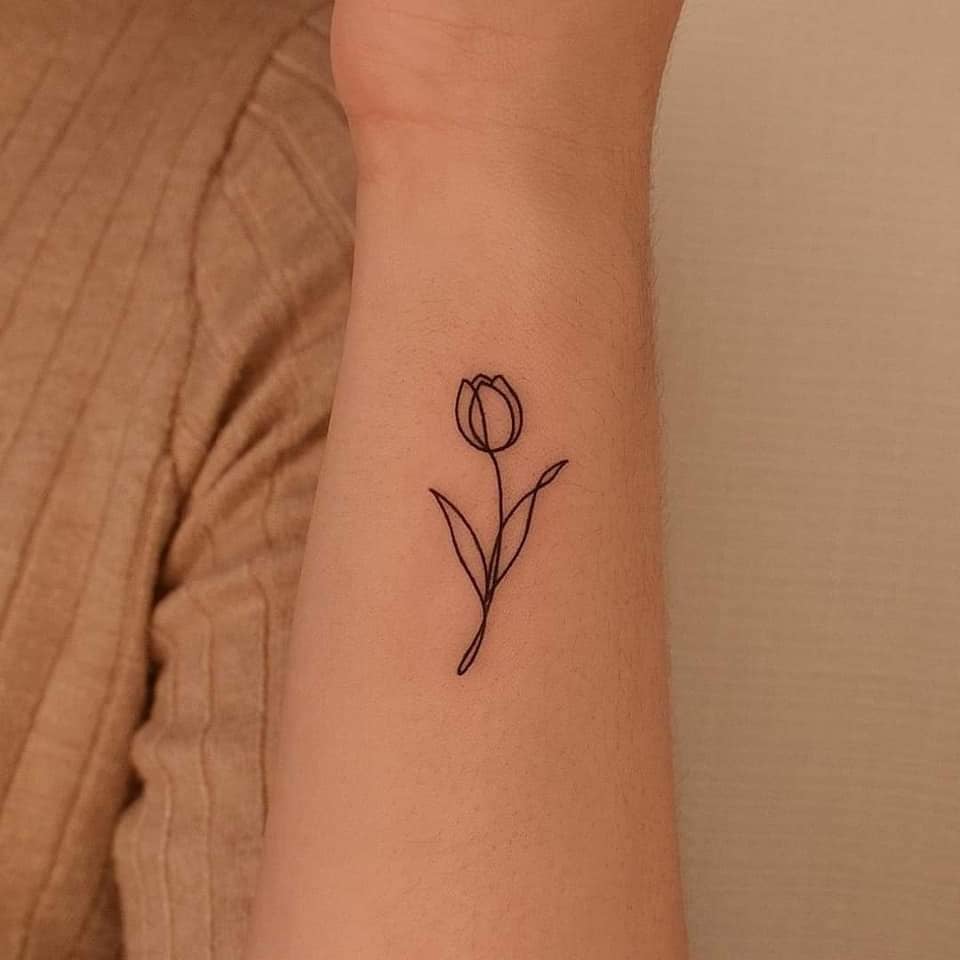 11 Tatuajes aesthetic Bellos pequenos minimalistas con muxo Zoom tulipan en el costado de la muneca