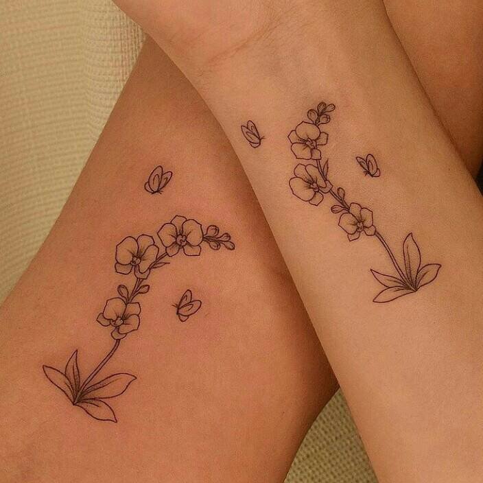 12 Tatuajes Pequenos Minimalistas Emparejados florcitas con mariposa en munecas con simple trazo negro