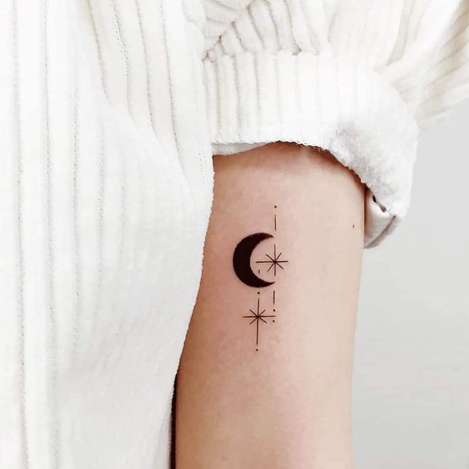 124 Tatuajes Pequenos Esteticos idea para brazo con luna y estrellas en negro