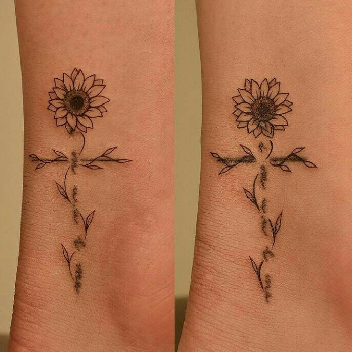 13 Tatuajes Pequenos Minimalistas Emparejados Girasol con cruz como tallo con hojitas en muneca