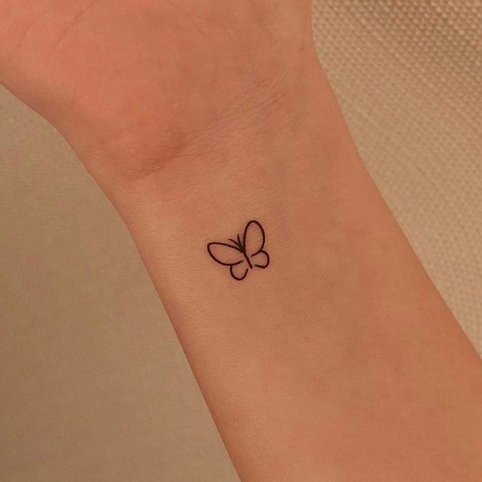 13 Tatuajes Pequenos Minimalistas Una Mariposa en Muneca