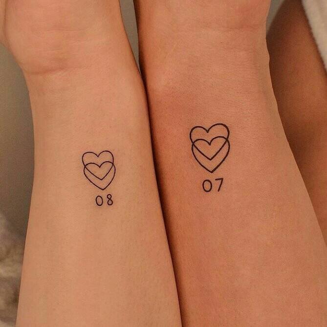 14 Tatuajes Pequenos Minimalistas Emparejados doble corazon encimados en munecas con numeros 08 07