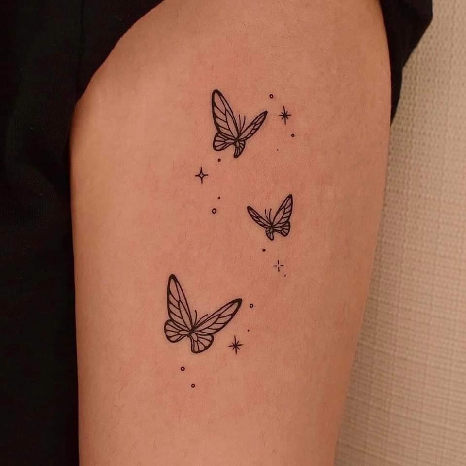 14 Tatuajes Pequenos Minimalistas Tres MAriposas con estrellas