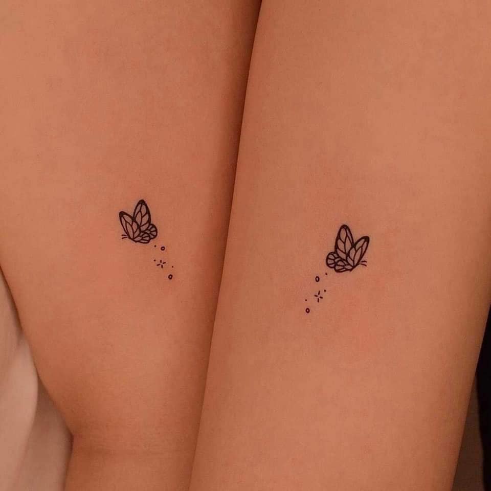 16 Tatuajes Pequenos Minimalistas Dos Mariposas Negras emparejadas