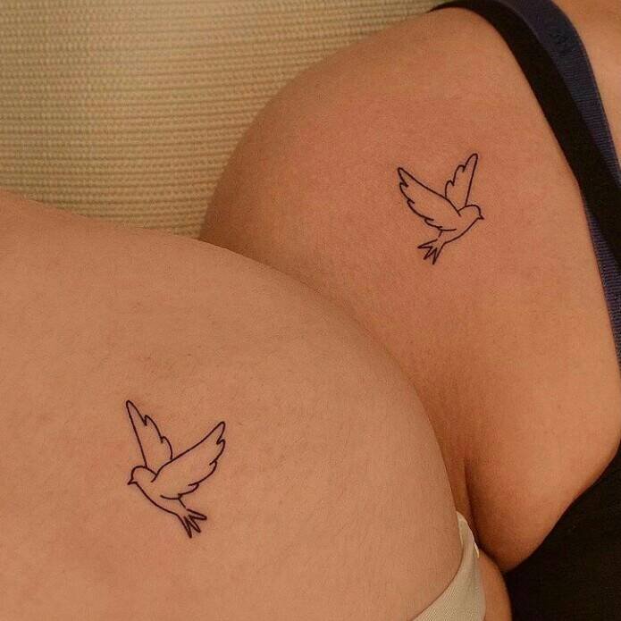 16 Tatuajes Pequenos Minimalistas Emparejados Paloma en Hombro