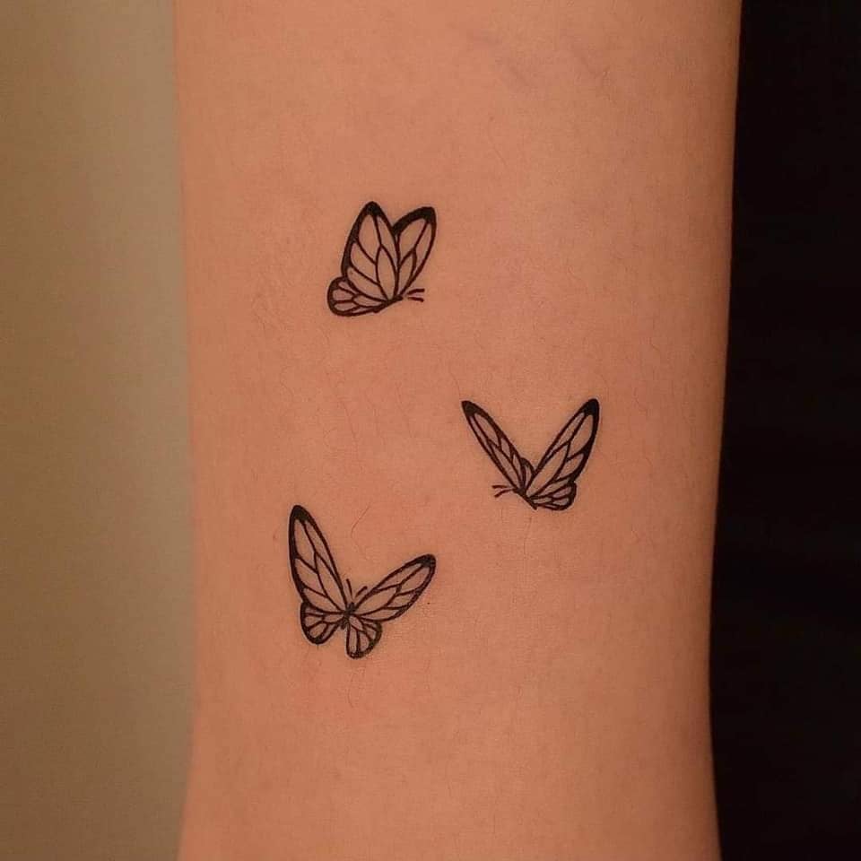 16 Tatuajes aesthetic Bellos pequenos minimalistas con muxo Zoom tres mariposas negras