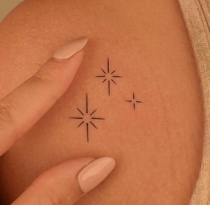 160 Tatuajes delicados pequenos Negros Tres Estrellas