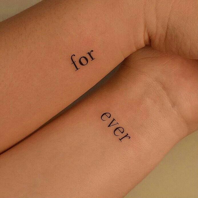 17 Tatuajes Pequenos Minimalistas Emparejados For Ever en ambas munecas