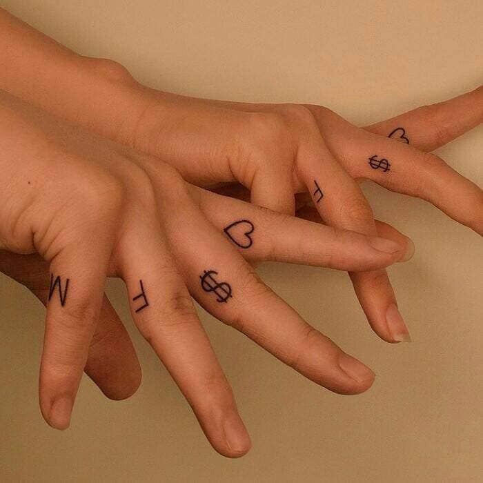 193 Tatuajes aesthetic Bellos pequenos minimalistas Letras corazones y simbolos de pesos en dedos