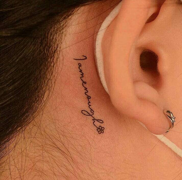 207 Tatuajes aesthetic Bellos pequenos minimalistas nombre con pequena flor detras de la oreja