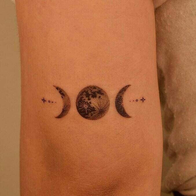 231 Tatuajes aesthetic Bellos pequenos minimalistas Tres fases lunares con estrellas arriba del codo