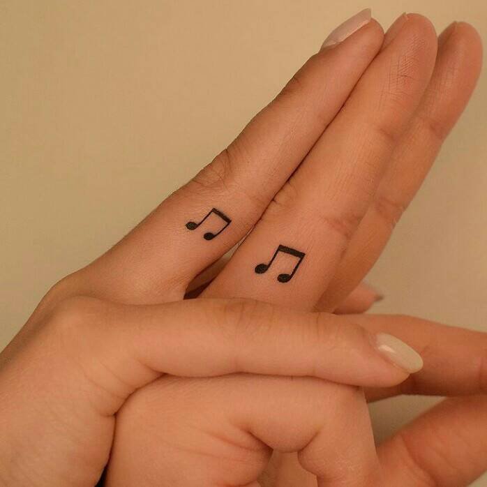 24 Tatuajes Pequenos Minimalistas Emparejados nota musical en en dorso de ambos dedos