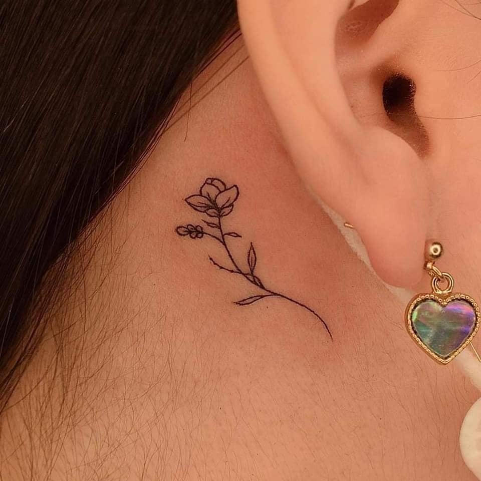 24 Tatuajes aesthetic Bellos pequenos minimalistas con muxo Zoom Pequena Flor detars de la oreja