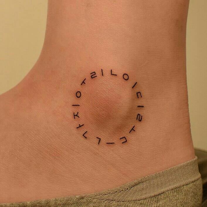 241 Tatuajes delicados pequenos Negros Circulo perfecto en el hueso del tobillo con letras y simbolos