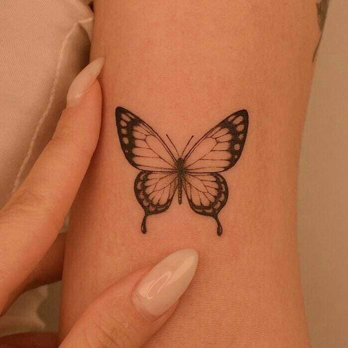 258 Tatuajes aesthetic Bellos pequenos minimalistas Mariposa perfecta en negro