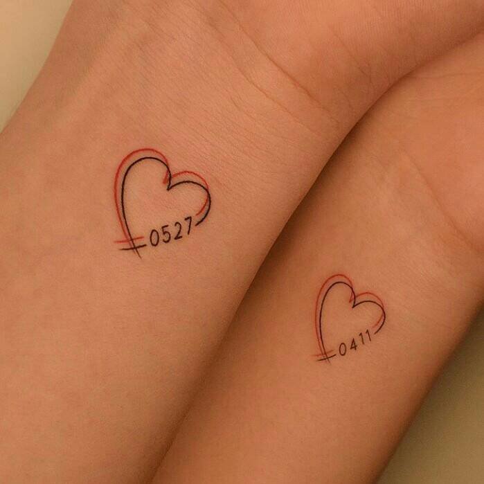 26 Tatuajes Pequenos Minimalistas Emparejados doble corazon rojo y negro con numeros