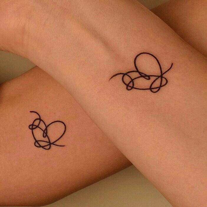 29 Tatuajes Pequenos Minimalistas Emparejados en muneca corazones con hilos enredados