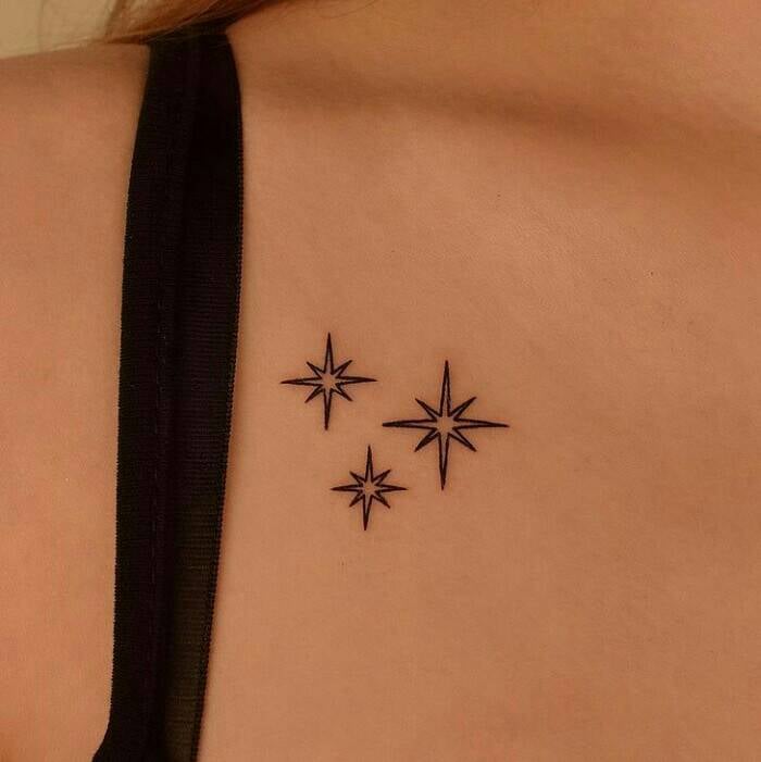 327 Tatuajes delicados pequenos Negros Tres estrellas debajo de la clavicula