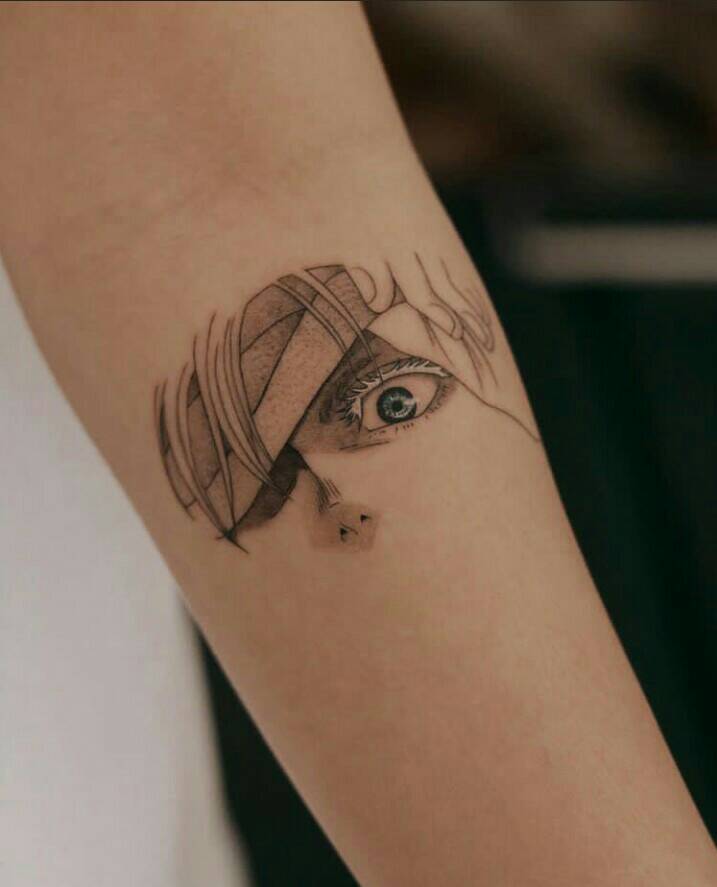 37 Tatuajes Negros Bellos cara con cara de miedo en antebrazo con ojo celeste