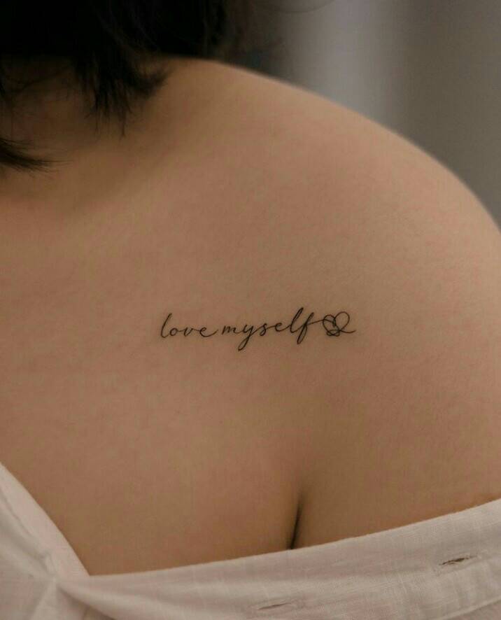 46 Tatuajes Negros Bellos en clavicula inscripcion love myself me amo con corazon