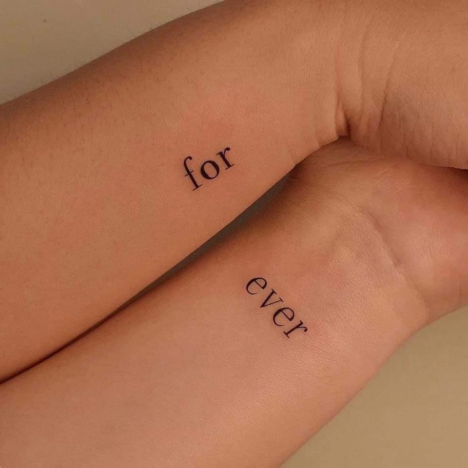 6 Tatuajes Pequenos Minimalistas en ambas munecas frase For Ever en parejas para siempre