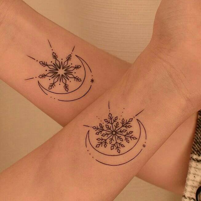 79 Tatuajes Pequenos Minimalistas Esteticos para Parejas Copo de Nieve y Luna en Muneca