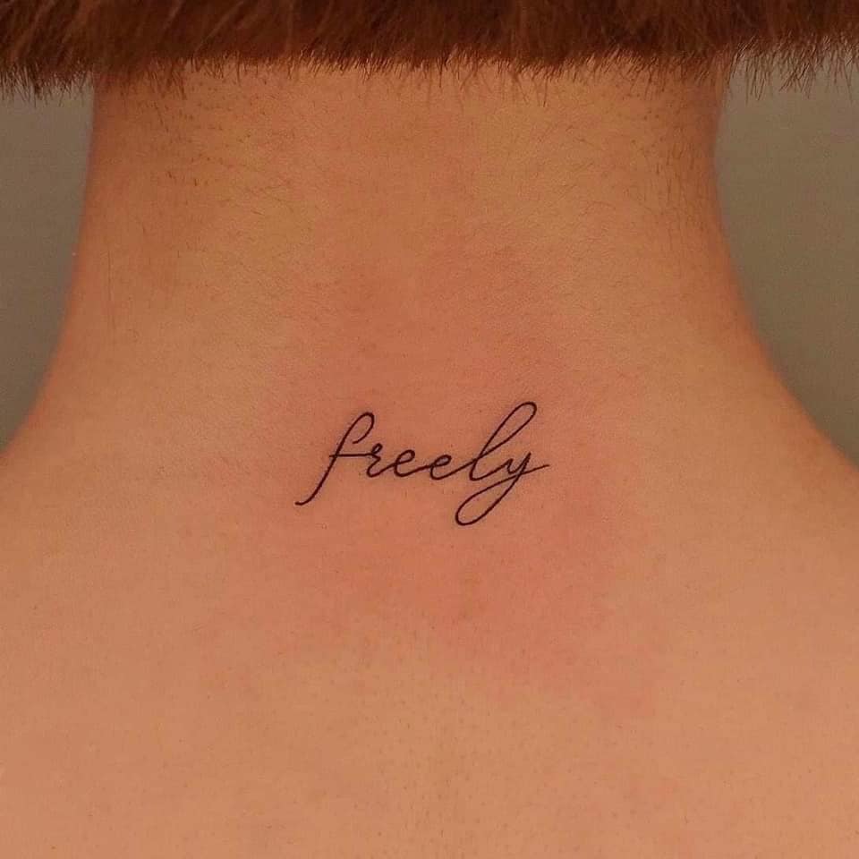 8 Tatuajes Pequenos Minimalistas Palabra Freely en la parte posterior del cuello Libremente