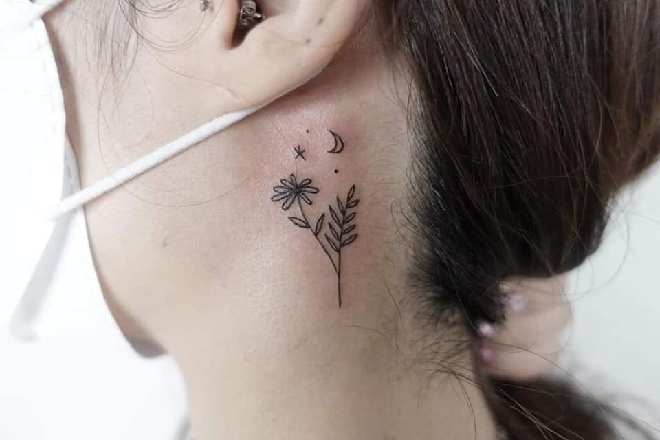 85 Tatuajes Pequenos Esteticos detras de la oreja ramito de helecho con flor y luna y estrellas