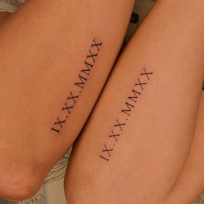 9 Tatuajes Pequenos Minimalistas Emparejados numero romanos al costado del antebrazo con fecha especial