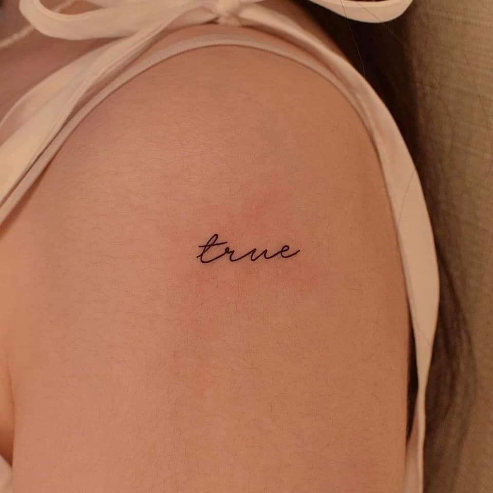 9 Tatuajes Pequenos Minimalistas Palabra True en Brazo Verdadero