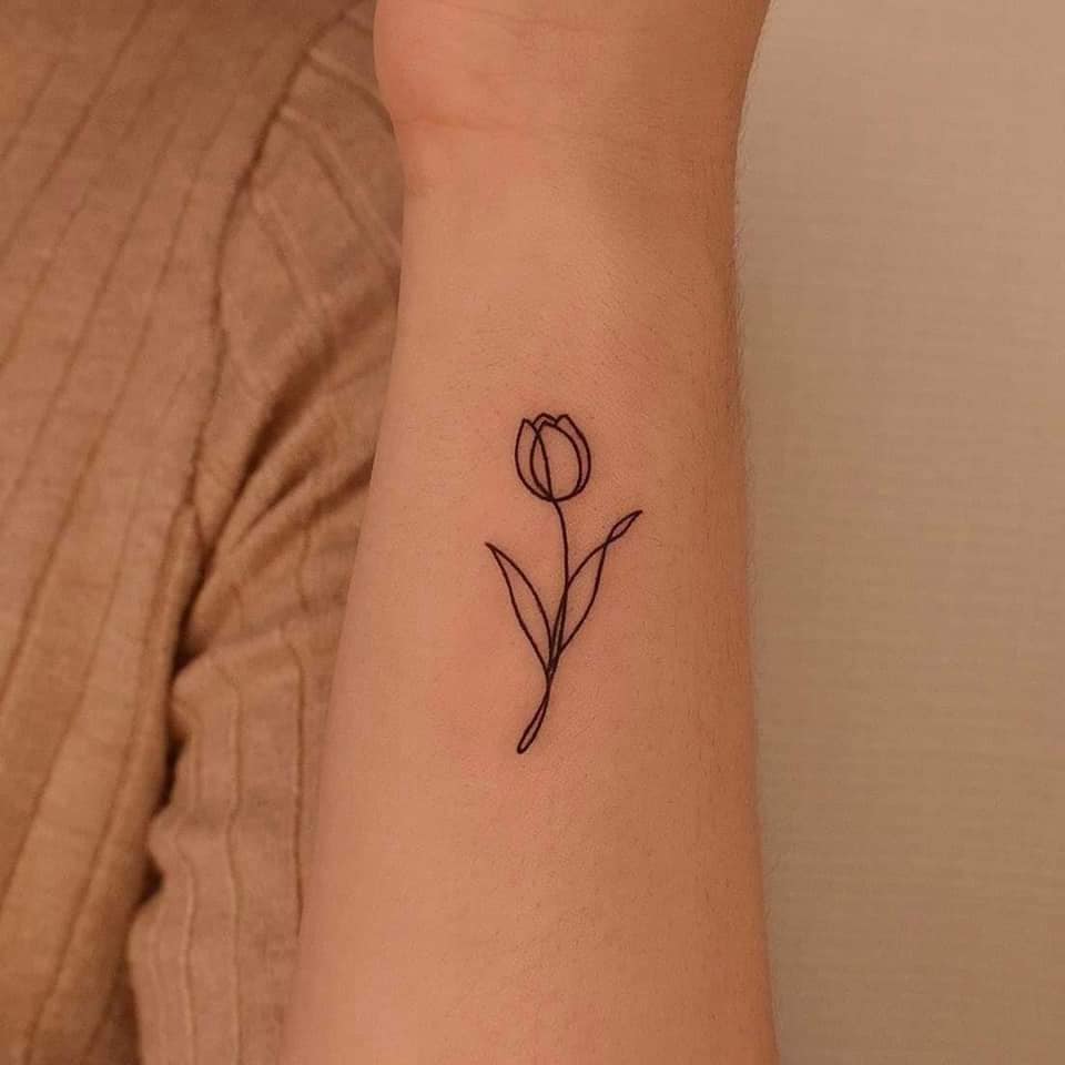 9 Tatuajes Pequenos Minimalistas Rosa de perfil en el costado de antebrazo