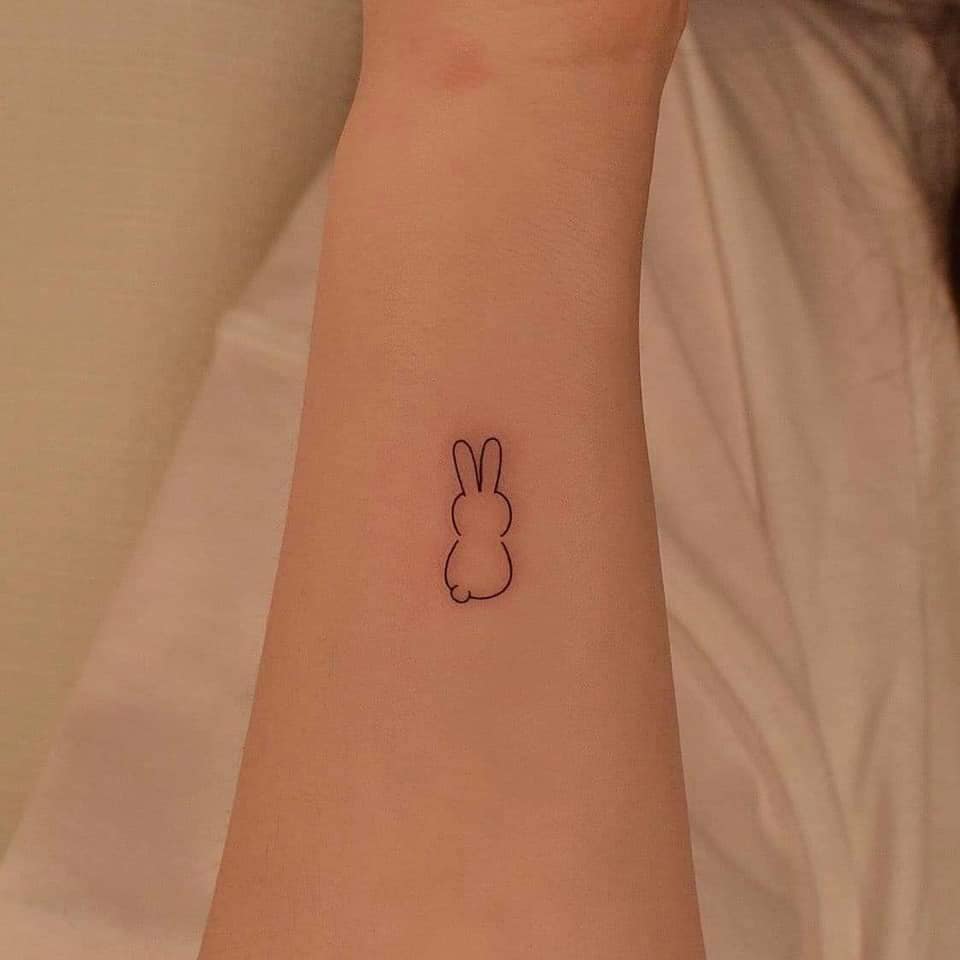 9 Tatuajes Pequenos Minimalistas contorno de conejo