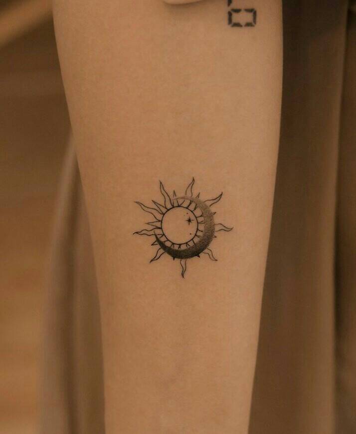 93 Tatuajes Negros Bellos sol y luna superpuestos con estrellas en antebrazo