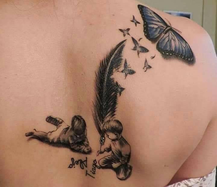 Tatuaje Espalda Mujer dos ninos escribiendo con pluma y mariposa azul nombres Tiago y Alejo