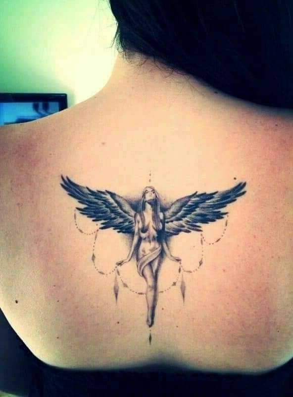 Tatuaje Espalda Mujer tipo angel con alas y adornos de atrapasuenos