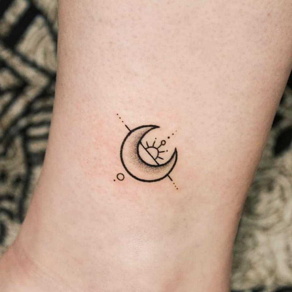 Tatuaje Pequeno Simbolo del sol y la luna