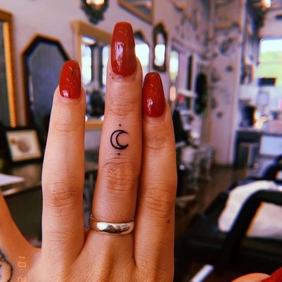 Tatuaje Pequeno de Luna en Dedo Anular