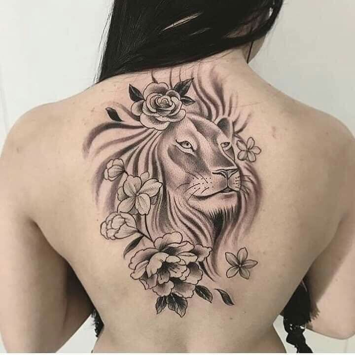 Tatuaje de Leon en espalda mujer