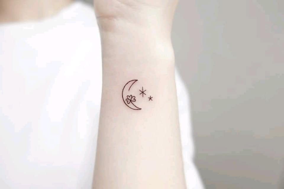 Tatuajes Aesthetic Bellos pequenos minimalistas Luna y estrellas en muneca