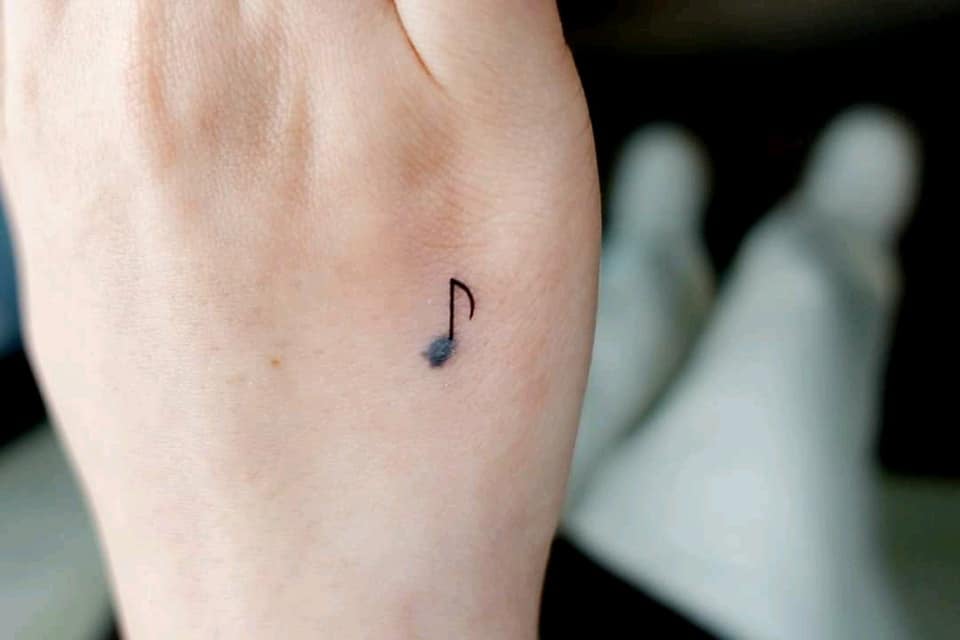 Tatuajes Aesthetic Bellos pequenos minimalistas Nota musical en Mano