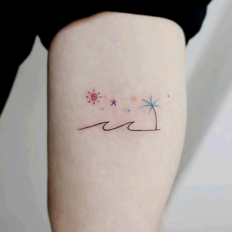 Tatuajes Aesthetic Bellos pequenos minimalistas Sol estrellas palmera y mar brazo contorno y colores