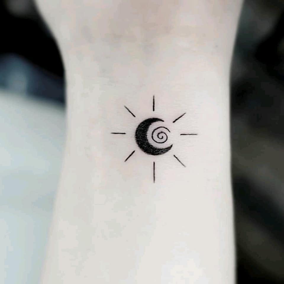 Tatuajes Aesthetic Bellos pequenos minimalistas Sol luna y espiral en muneca