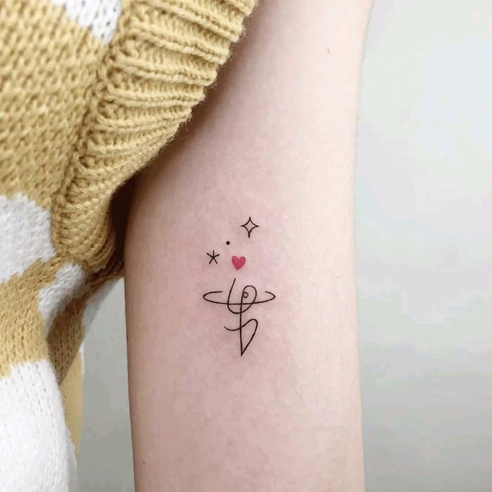 Tatuajes Aesthetic Bellos pequenos minimalistas letra g hermosa y corazon y estrellas en brazo