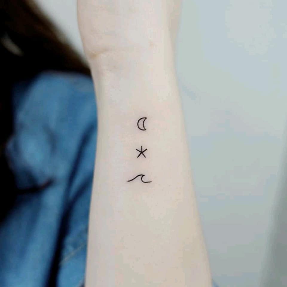 Tatuajes Aesthetic Bellos pequenos minimalistas tres pequenos simbolos luna estrella mar