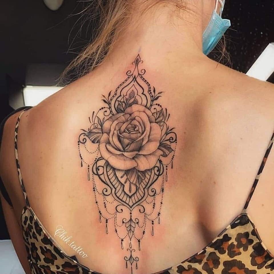 Tatuajes Espalda Mujer Rosa con Adornos de Atrapasuenos