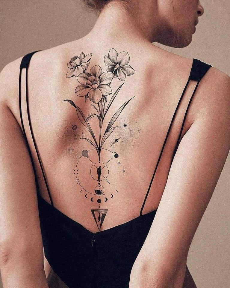 Tatuajes Espalda Mujer Tres Grandes Flores negras Circulo Fases Lunares Astros Silueta y Triangulo