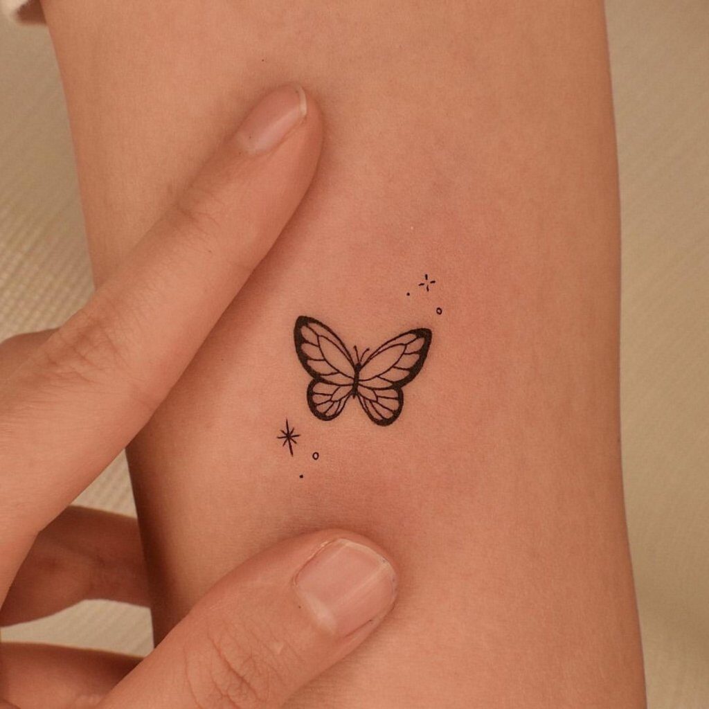 Tatuajes aesthetic Bellos pequenos minimalistas con muxo Zoom Simple Mariposa Negra con estrellas